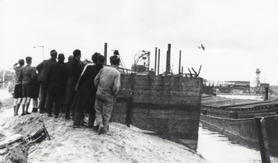 97918 Afbeelding van enkele mensen langs de Amsterdamsestraatweg te Utrecht die kijken naar de Amerikaanse B-17 ...